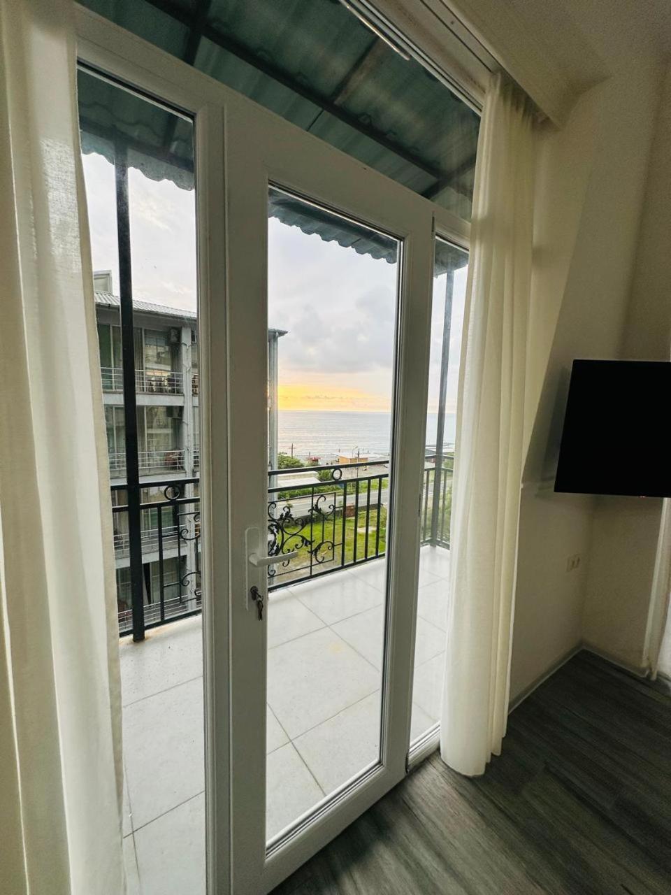 Hotel Woodsea Batumi Exterior foto